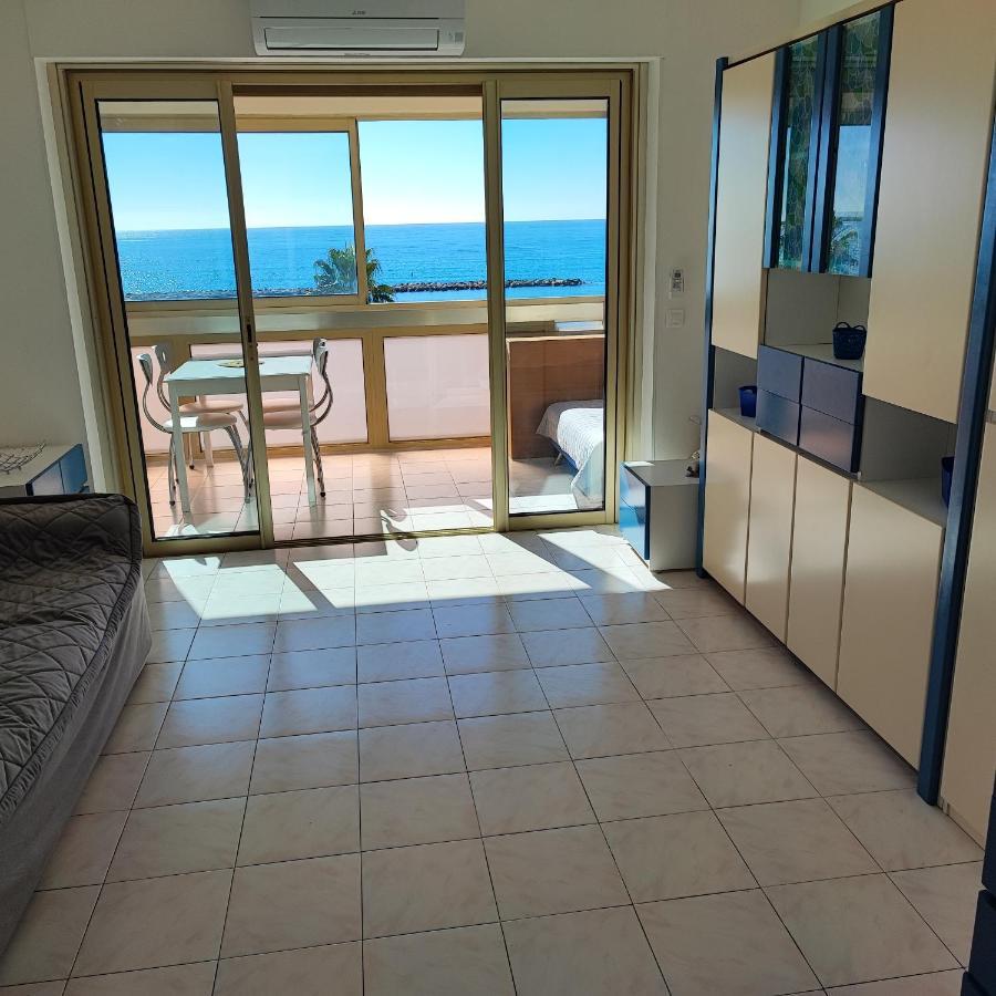 Grand Studio Bord De Mer- Acces Direct Aux Plages Saint-Laurent-du-Var Exteriér fotografie